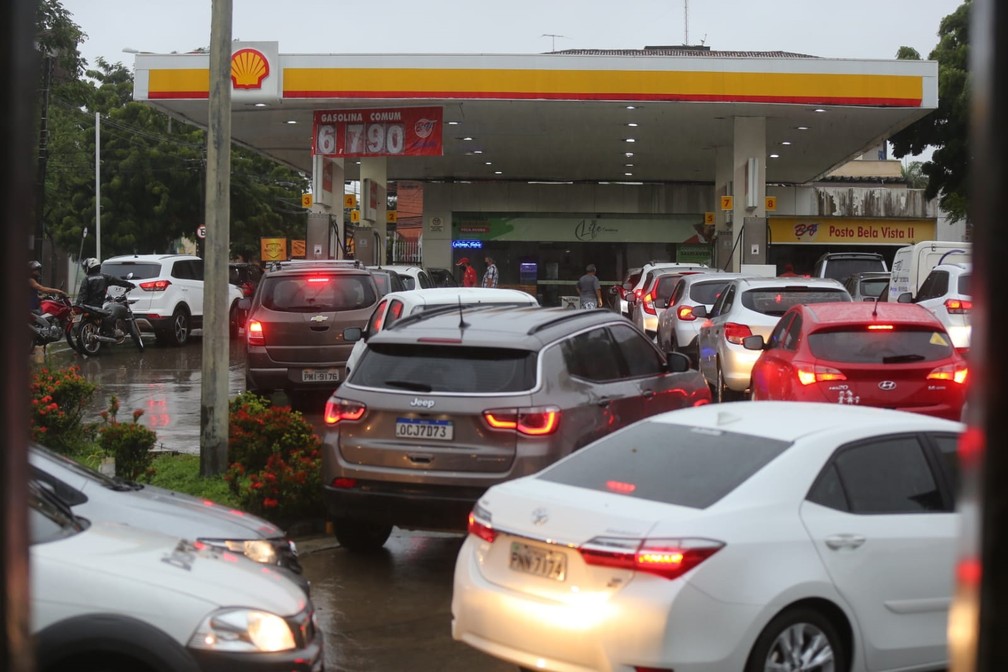 Postos de combustíveis em Fortaleza que mantêm gasolina sem aumento têm longa fila — Foto: Fabiane de Paula/SVM