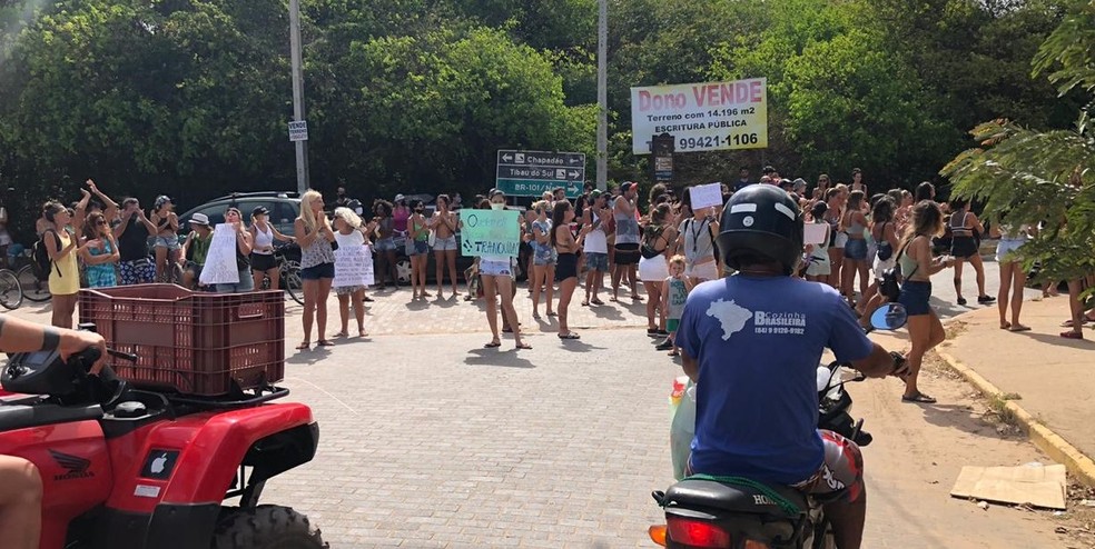 Protesto de mulheres contra caso de estupro em Pipa — Foto: Isabel Pistelli