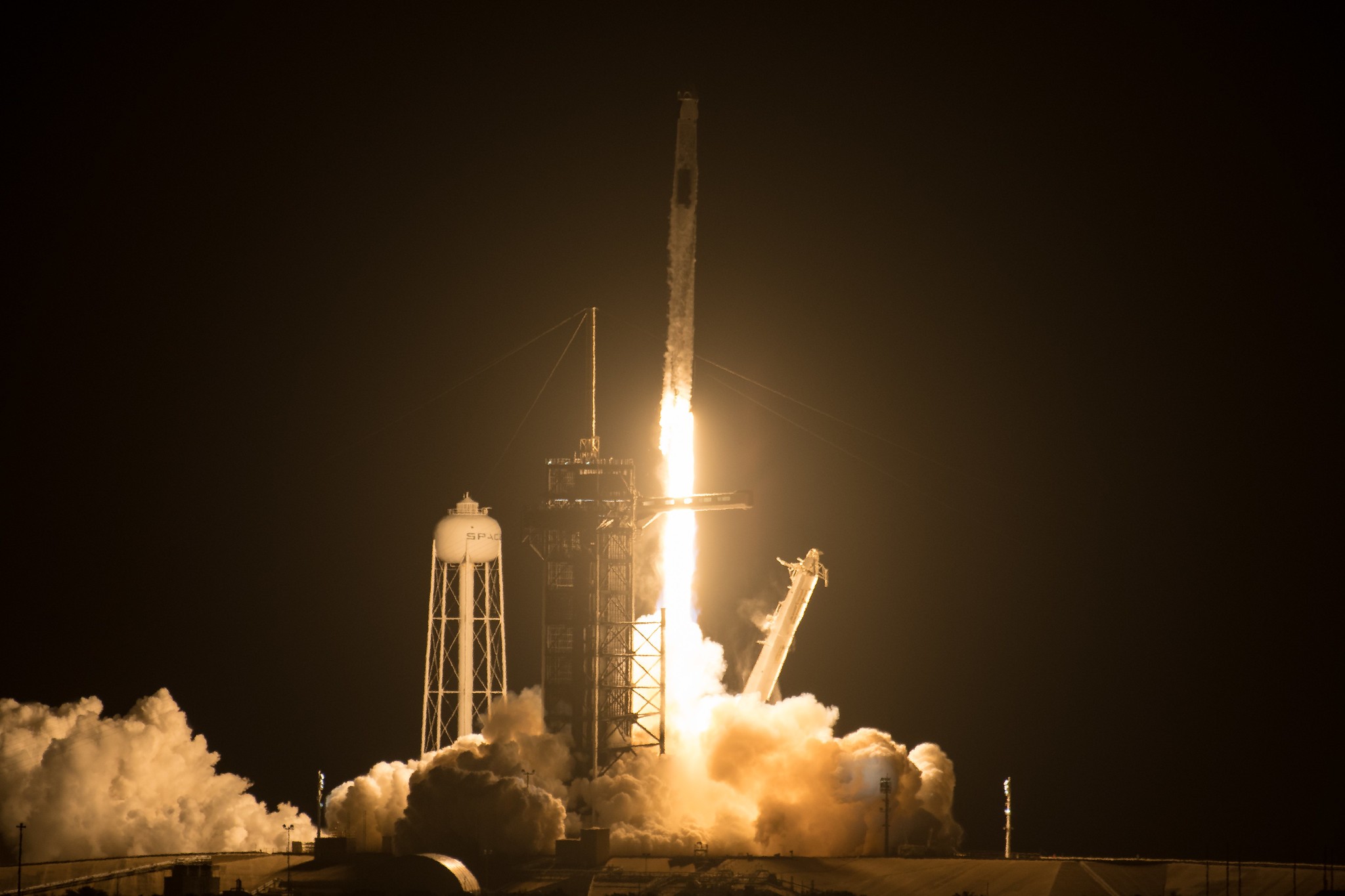 Foguete Crew Dragon foi lançado nesta sexta (23) à Estação Espacial Internacional. A bordo, a tripulação 2 da missão da Nasa e SpaceX (Foto: Nasa)