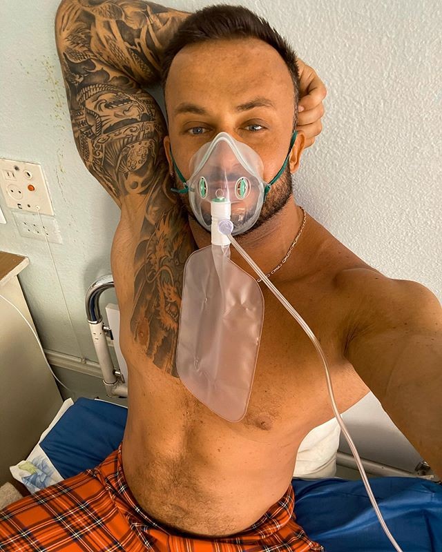 Dmitriy Stuzhuk no hospital respirando com a ajuda de aparelho (Foto: Reprodução/Instagram)