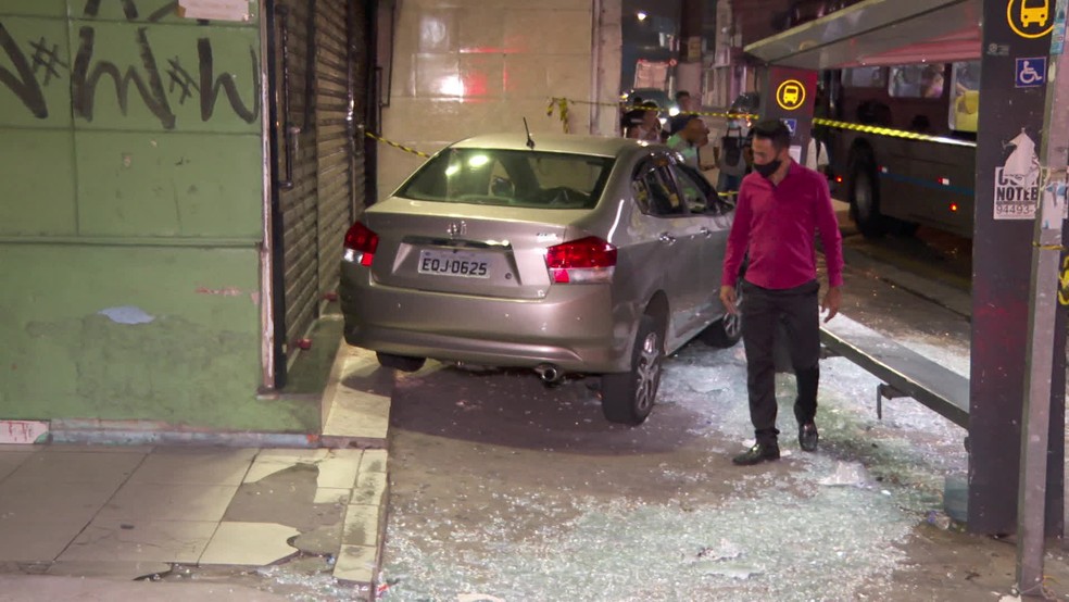 Mulher perde controle de veículo na Zona Sul de SP e atropela cinco pessoas  — Foto: Reprodução/TV Globo