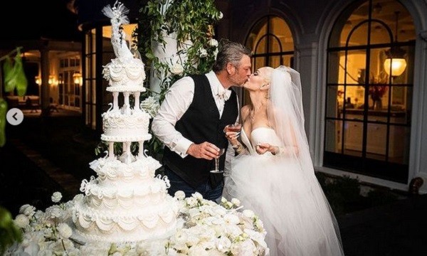 A cantora Gwen Stefani com um dos looks usados por ela em sua cerimônia de casamento com o astro country Blake Shelton (Foto: Instagram)