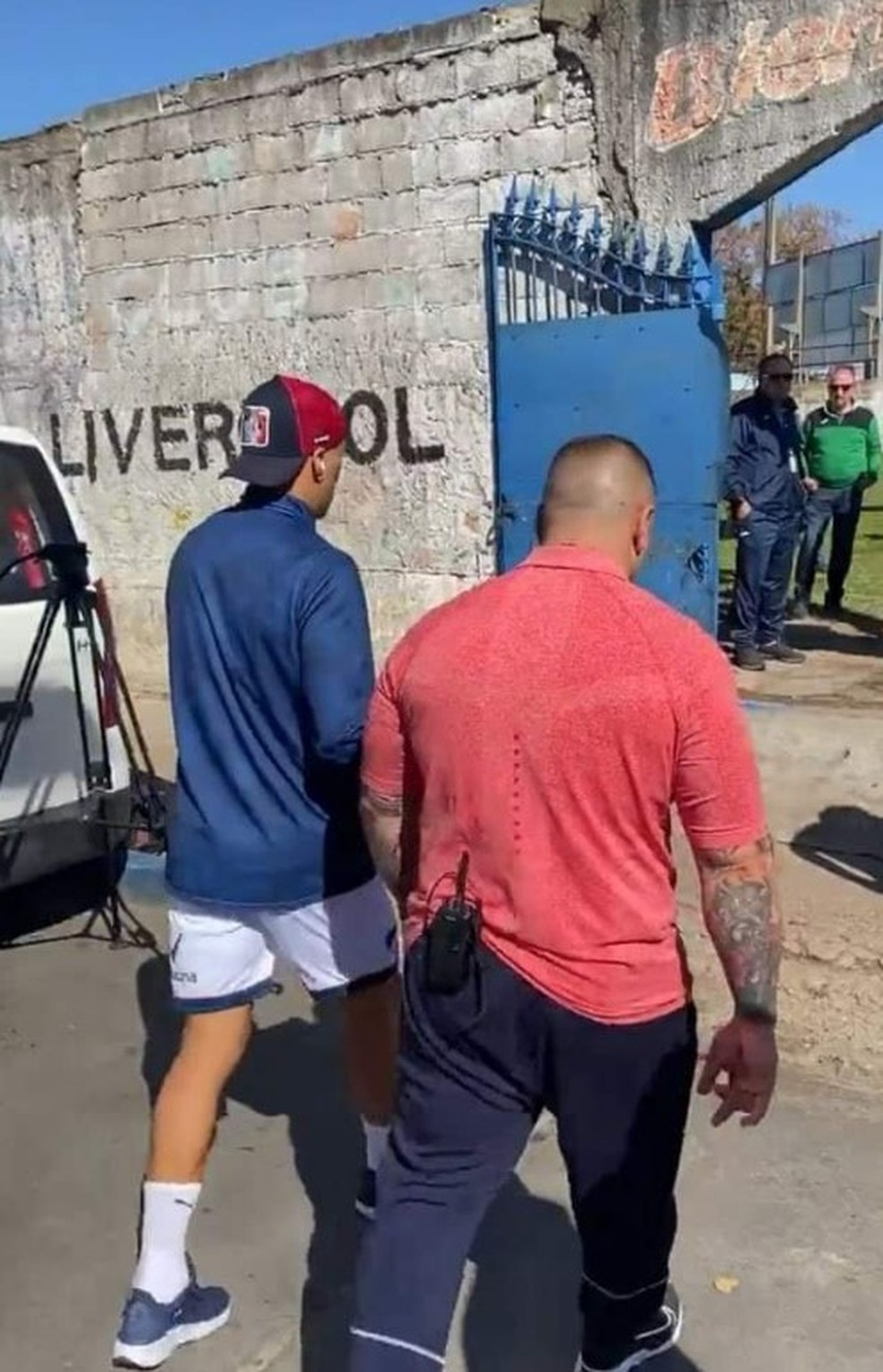 Suárez viraliza com vídeo em vestiário modesto no Uruguai; veja — Foto: Reprodução