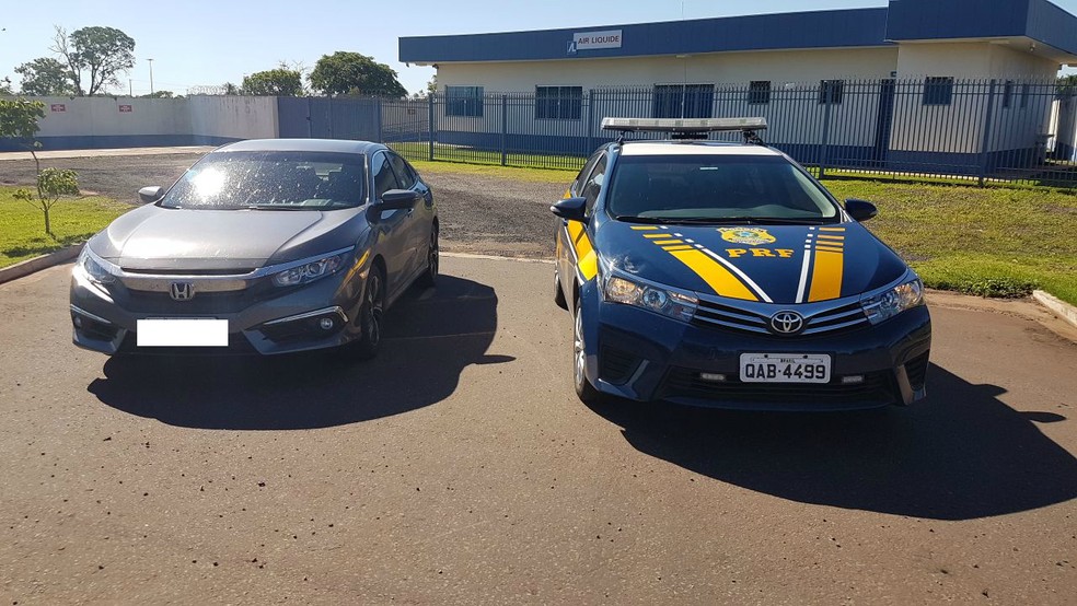 Carro apreendido pela PRF na BR-163 (Foto: Osvaldo N&oacute;brega/TV Morena)