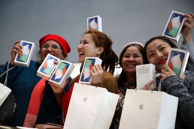 Clientes exibem seus novos iPhone X em uma loja da Apple na California (Foto: Getty Images/Justin Sullivan)