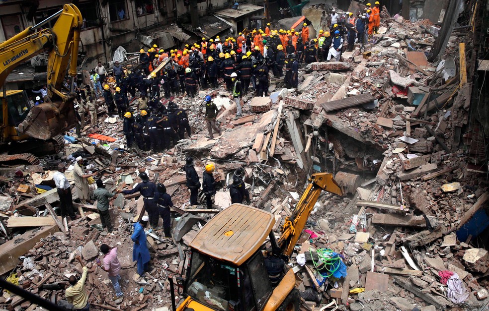 Equipes de resgate trabalham após desabamento de prédio em Mumbai, na Índia, nesta quinta-feira (31)  (Foto: Rafiq Maqbool/ AP)