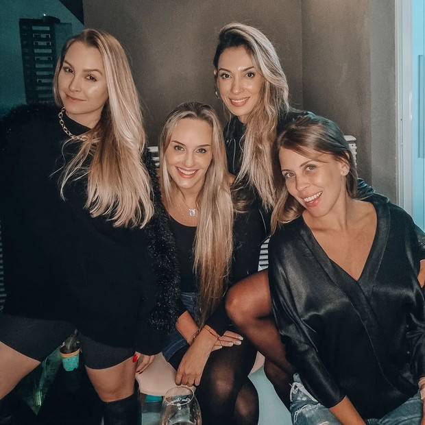 Carla Díaz com as amigas Giovana Tonini, Aliny Mariano e Mariane Oliva (Foto: Reprodução/Instagram)