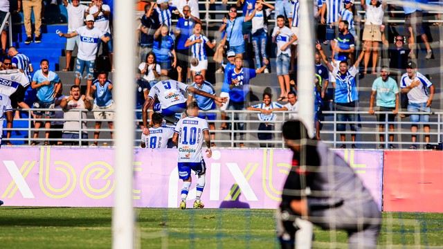 Jogadores do CSA comemoram, e o goleiro Lucas Arcanjo lamenta