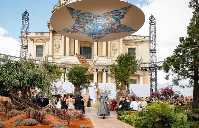 The Dior Haute Couture show was presented outdoors, in front of Les Invalides in Paris (Foto: INDIGITAL.TV)