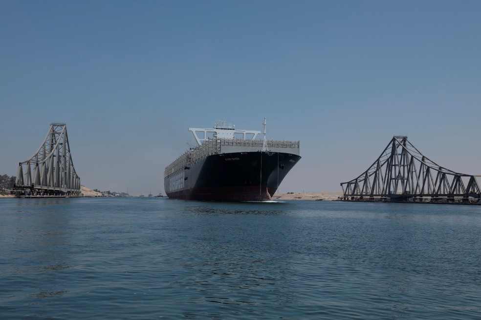 O barco Ever Given atravessa o Canal de Suez em 20 de agosto de 2021 — Foto: Suez Canal Authority/Via Reuters