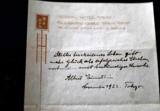 A nota que o físico Albert Einstein deu a um entregador descrevendo rapidamente  sua teoria da felicidade, durante sua visita a Tóquio, foi vendida por US$ 1,5 milhão em leilão em Jerusalém (Foto: Menahem Kahana/Getty Images)