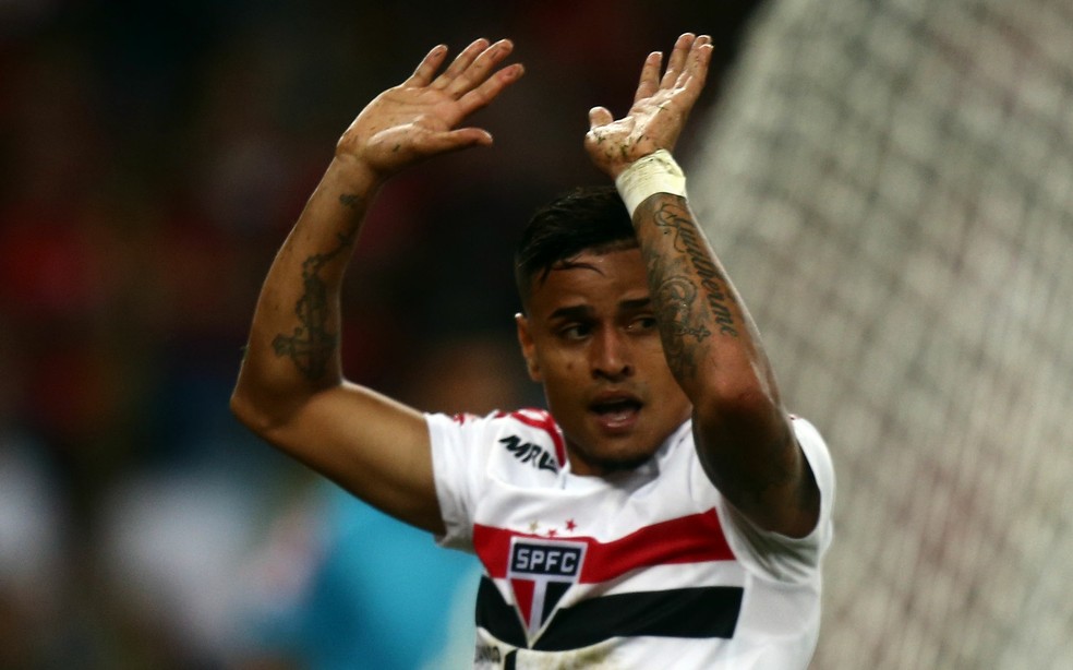 Everton calou o Maracanã ao marcar contra o Flamengo mas preferiu não comemorar contra o ex-clube (Foto: Fábio Motta / Estadão Conteúdo)