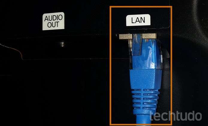 Conecte o cabo de rede na entrada LAN da Smart TV (Foto: Barbara Mannara/TechTudo)