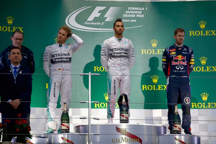 Clima de apreensão com Lewis Hamilton, Nico Rosberg e Sebastian Vettel na cerimônia do pódio do GP do Japão (Foto: Getty Images)