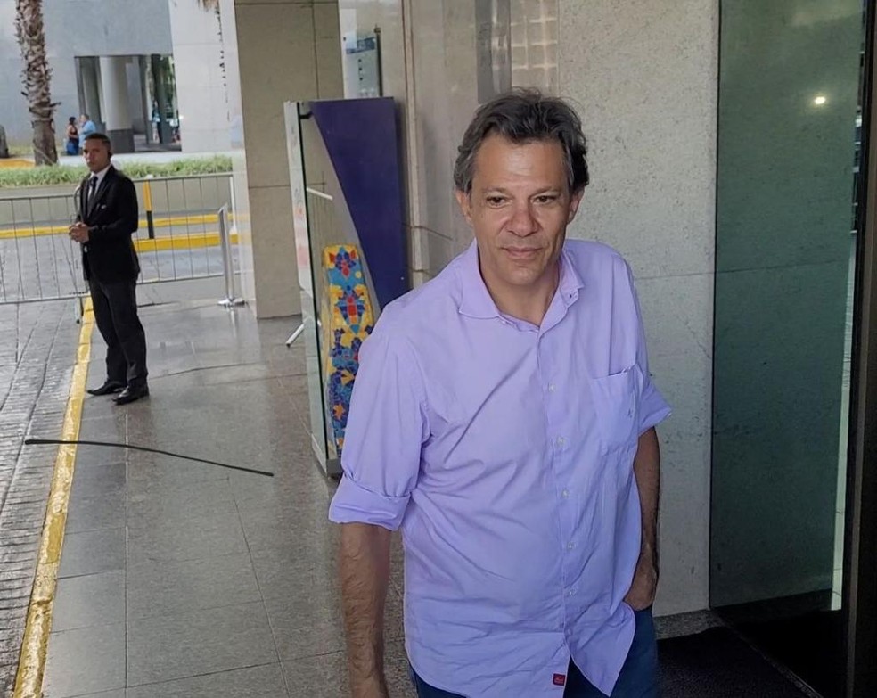 Futuro ministro da Fazenda, Fernando Haddad, chega para se reunir com Lula neste domingo (12), em Brasília.  — Foto: Pedro Henrique Gomes/g1