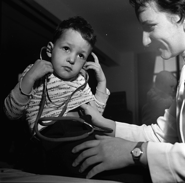 Criança escuta o próprio coração (Foto: Getty Images)
