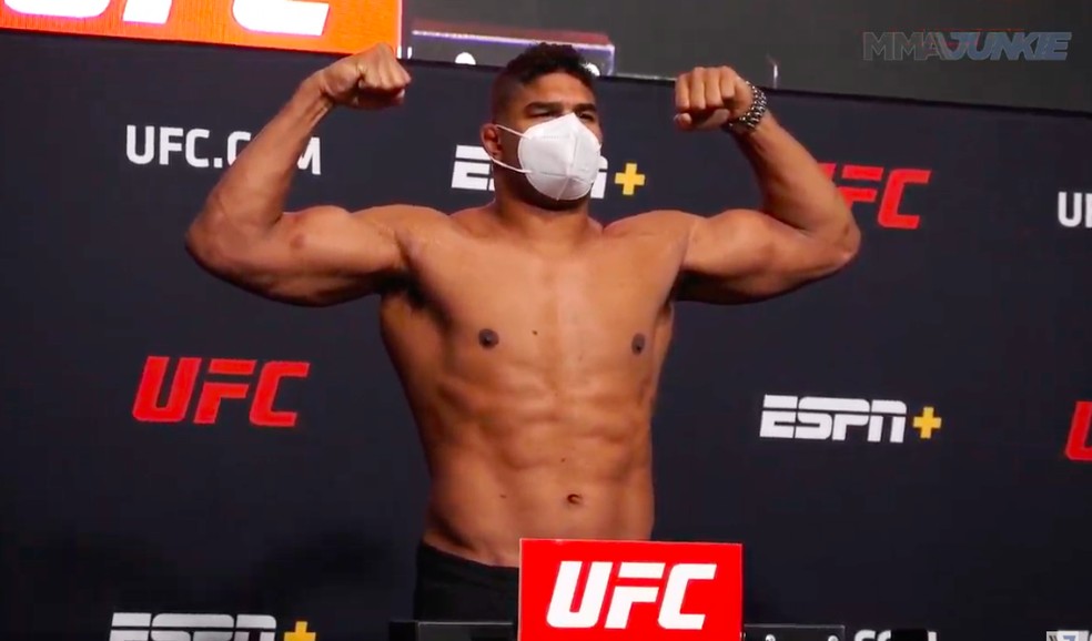 Alistair Overeem posa após se pesar nesta sexta-feira em Las Vegas — Foto: Reprodução/MMAJunkie.com