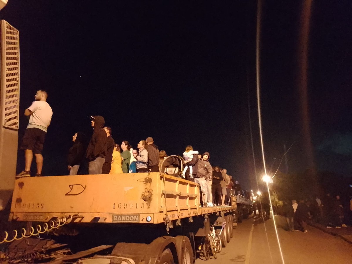 Carretas viram camarote improvisado do lado de fora do show do Guns N