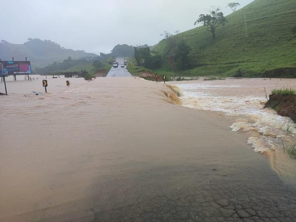 Água passou por cima da Ponte da Umbaúba, entre Ervália e Muriaé, que precisou ser fechada — Foto: Reprodução Silvan Alves