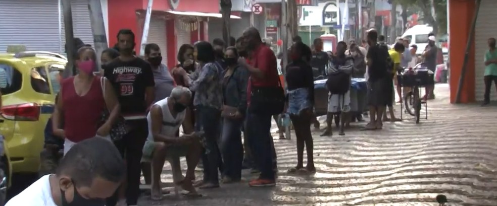 Fila dobrava quarteir&atilde;o de ag&ecirc;ncia da Caixa em Bangu &mdash; Foto: Reprodu&ccedil;&atilde;o/TV Globo