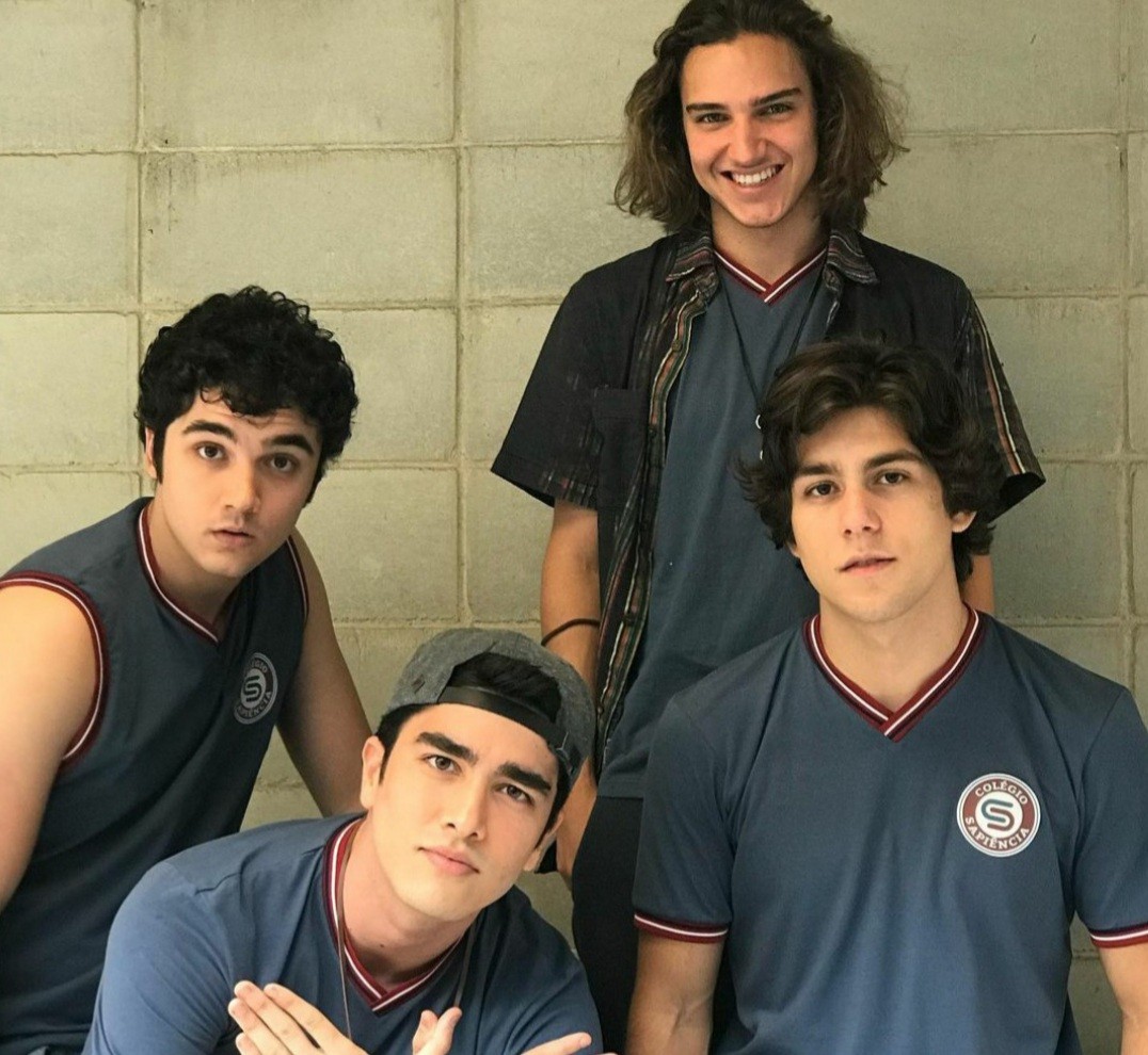Leonardo Bittencourt  e colegas de elenco na temporada de 2018 de Malhação  (Foto: Reprodução / Instagram )