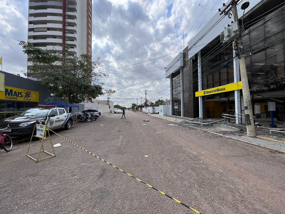 Avenida Presidente Dutra está fechada enquanto local passa por perícia — Foto: Thiago Bastchen/Rede Amazônica