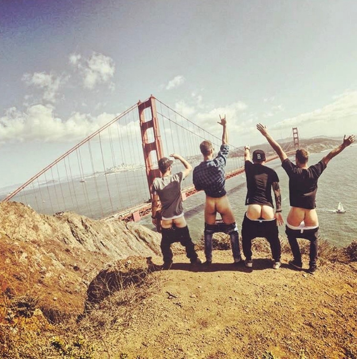 Viajantes posam com nádegas de fora em moda curiosa no Instagram 