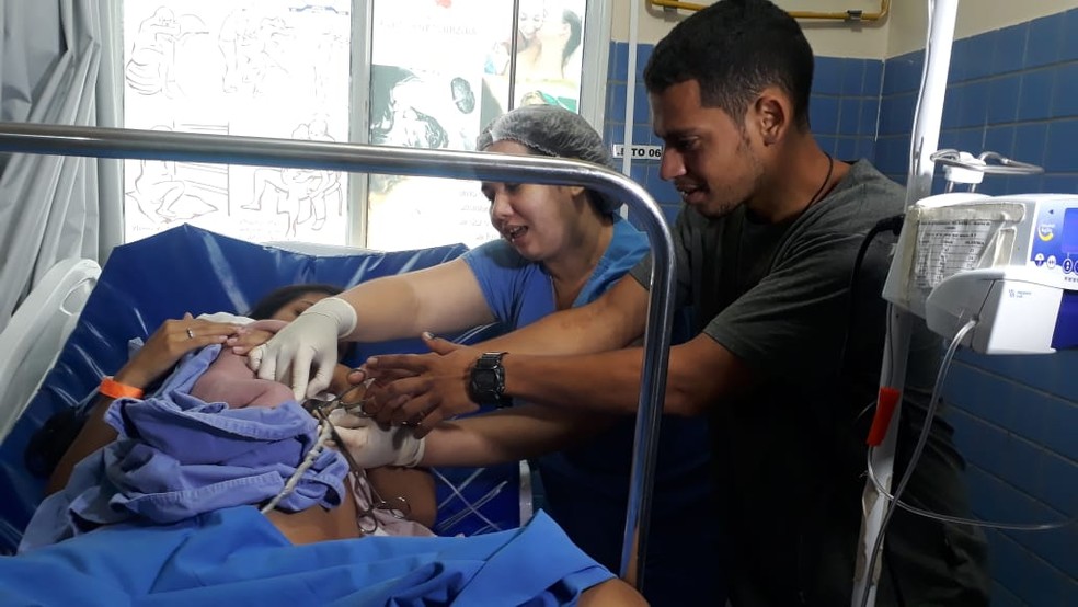 Raphael fez quest&atilde;o de cortar o cord&atilde;o umbilical do primeiro filho &mdash; Foto: Karina Quadros/Rede Amaz&ocirc;nica