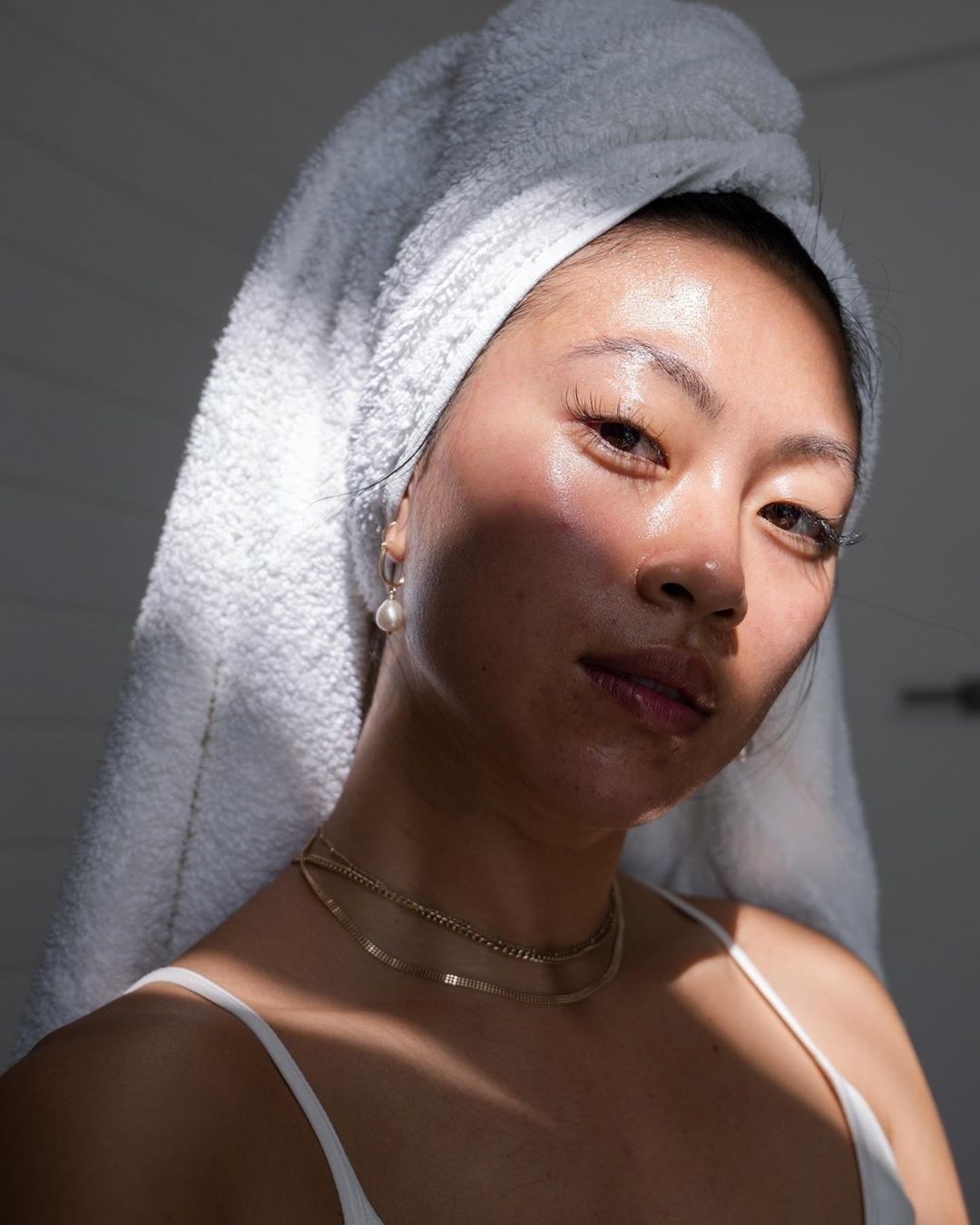 A influenciadora Christine Le mostra pele com acne no Instagram da marca Blume (Foto: reprodução Instagram @blume)