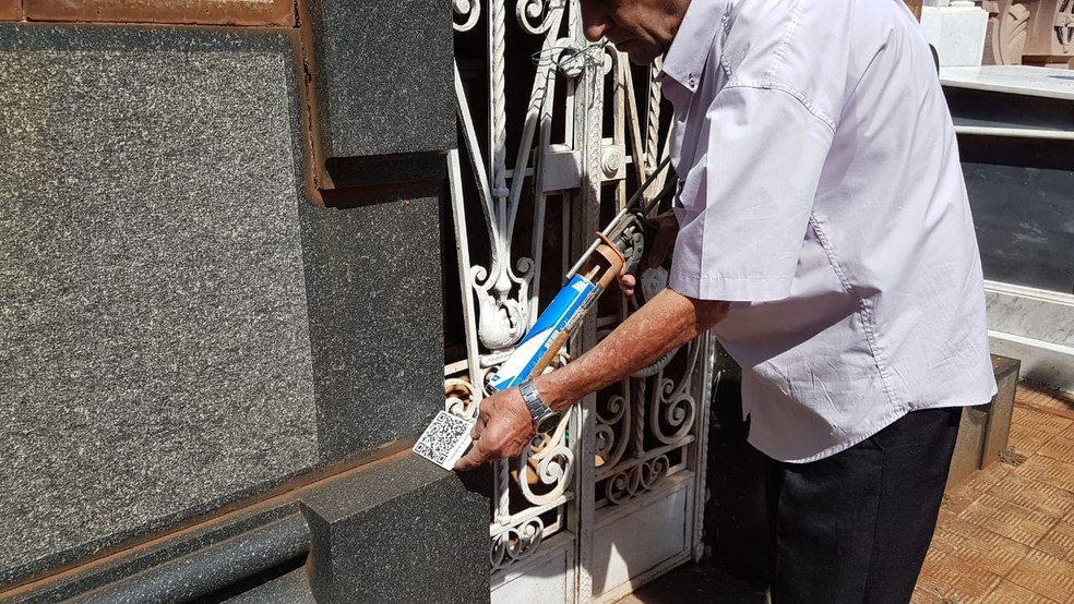 Funerária fixa QR Code em túmulos de cemitério para contar história de pessoas enterradas em Jaú — Foto: Luizinho Andretto/Divulgação