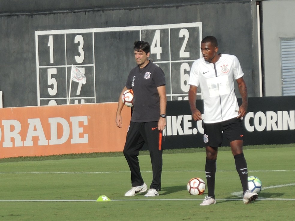 Zagueiro Marllon, do Corinthians, treinou com uniforme de jogo para testar patrocinador (Foto: Marcelo Braga)
