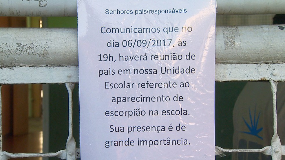 Comunicado na porta da escola sobre motivo da transferência (Foto: Ronaldo de Oliveira/EPTV)