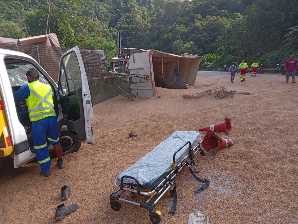 Quatro pessoas que trabalhavam em obras no local ficaram feridas — Foto: Divulgação PM Rodoviária