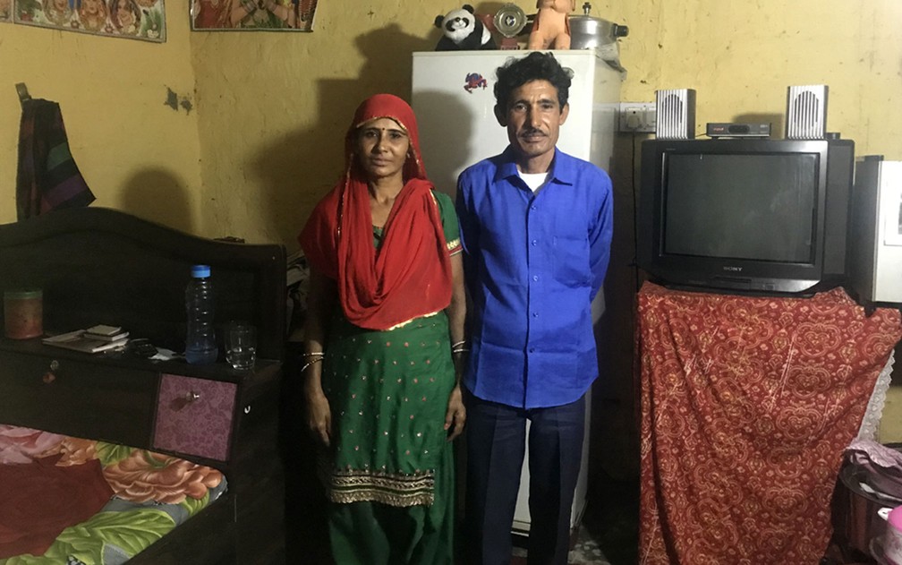 Condenados por assassinato, Sugna e Ramchand acabaram se apaixonando e dividem uma das casas da prisÃ£o â€” Foto: BBC