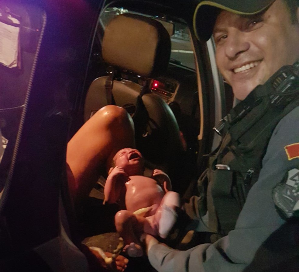 Policiais socorreram grávida em trabalho de parto e bebê nasceu dentro de viatura em Cuiabá (Foto: Polícia Militar de Mato Grosso)