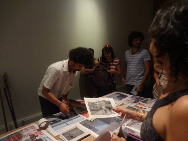 Paulo Nazareth atrai o interesse do público ao vender obras a R$1.  (Foto: Gil Sóter/ G1 PA)