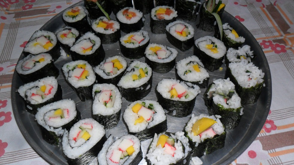 Como fazer sushi maki com salmão?