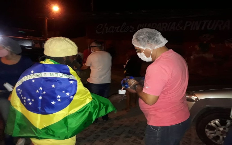 Pandemia aproxima voluntários e pessoas em situação de rua na capital sergipana
