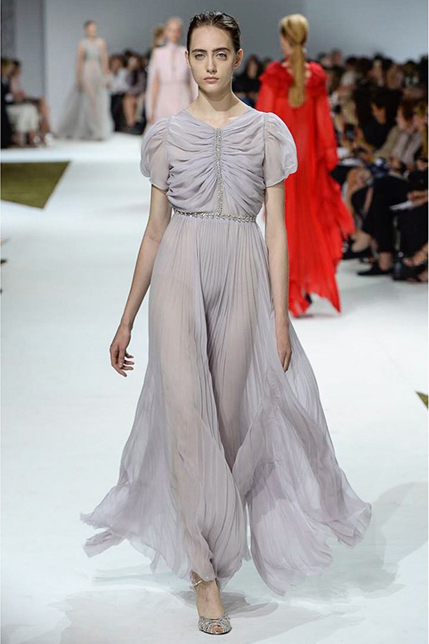 A selection of ethereal looks in pleated silk chiffon made a poetic appearance alongside the more dramatic pieces in silk-satin (Foto: InDigital)
