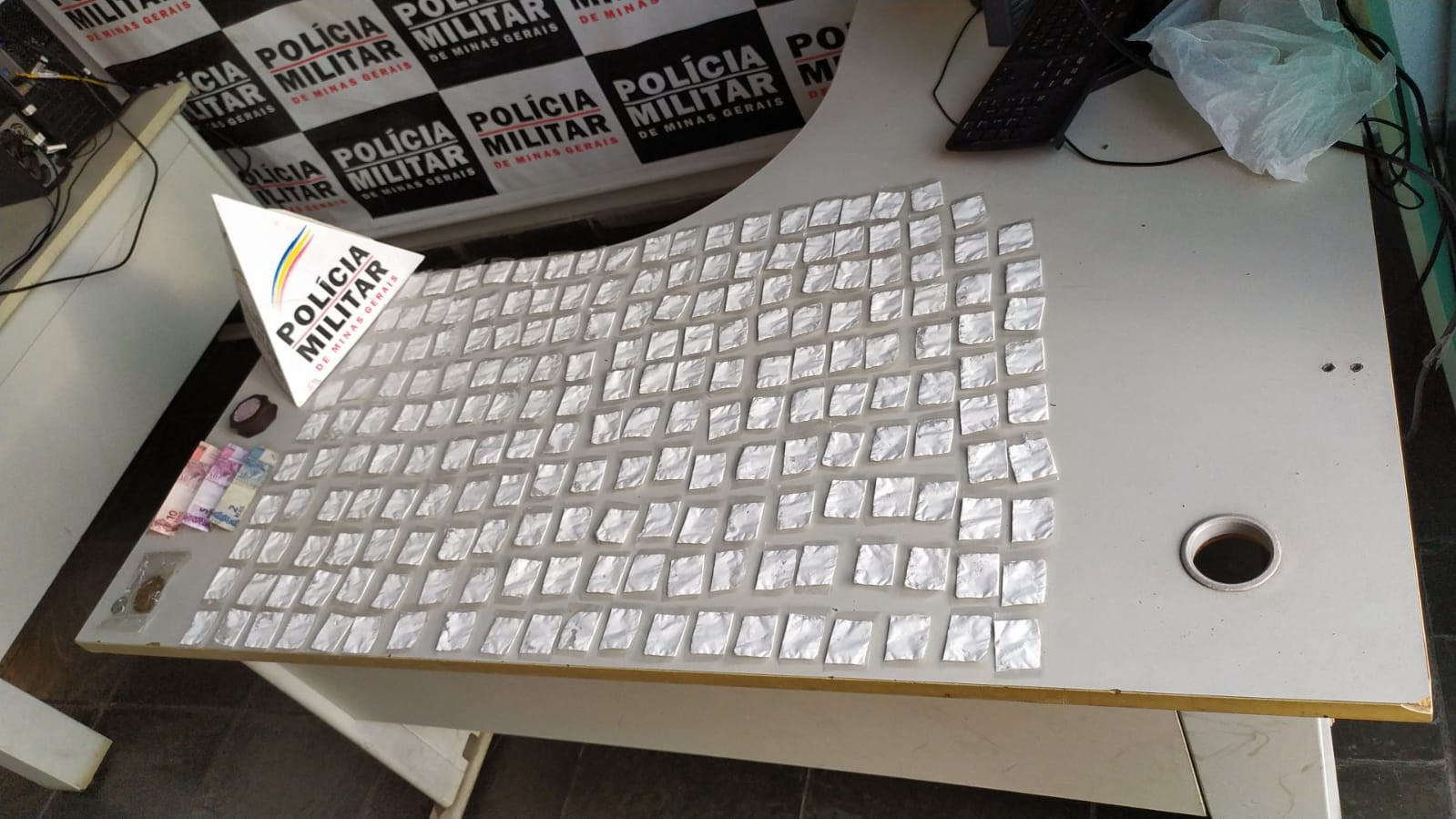 Quase 200 papelotes de cocaína e maconha são apreendidos com dupla em Cláudio
