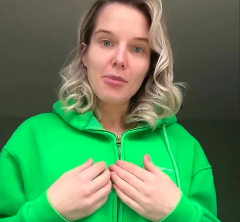 A atriz Helen Flanagan no post em que fala sobre seus silicones — Foto: Instagram