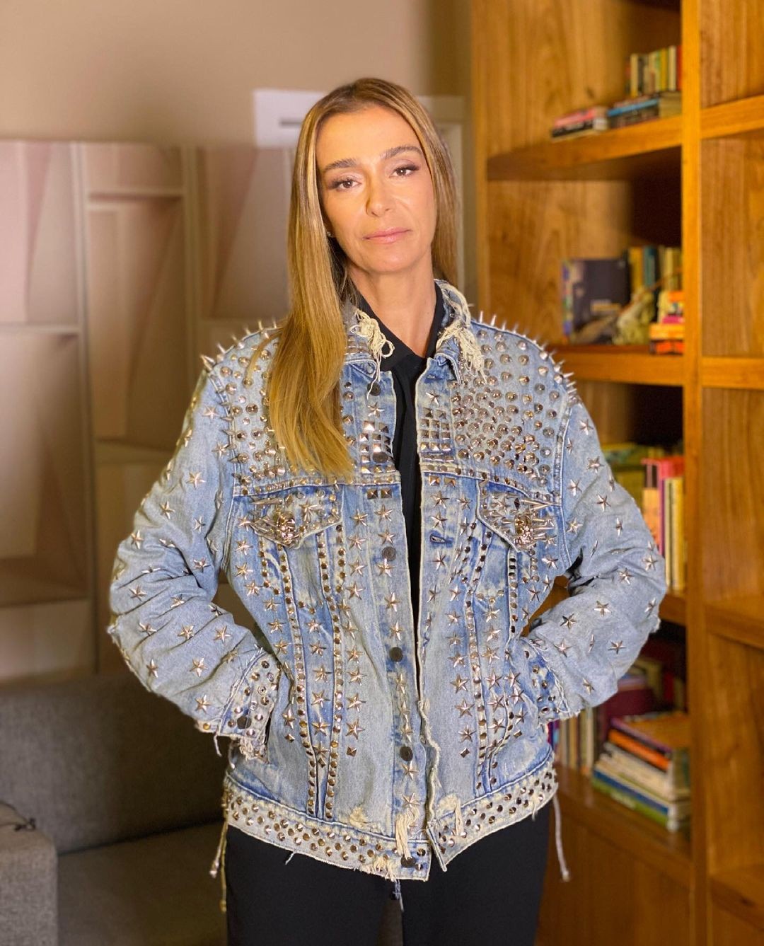 Mônica Martelli usa jaqueta de Paulo Gustavo em volta à TV (Foto: Instagram)