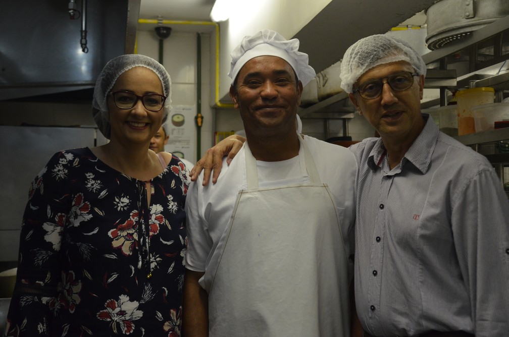 José Helio e Candice se sensibilizaram e contrataram três venezuelanos refugiados (Foto: Iara Alves/G1)