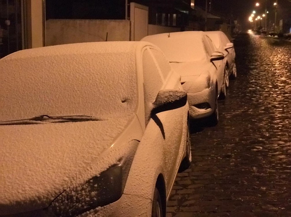 Neve é registrada por volta das 6h30 em Urupema — Foto: Eduarda Demeneck/ NSC TV