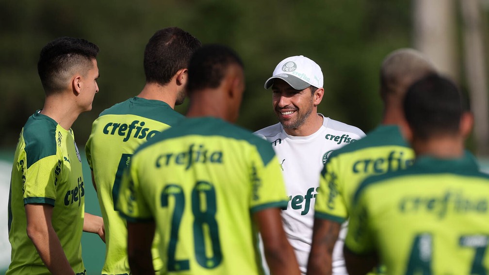 Abel Ferreira conversa com o elenco do Palmeiras durante treino na Academia de Futebol — Foto: Cesar Greco