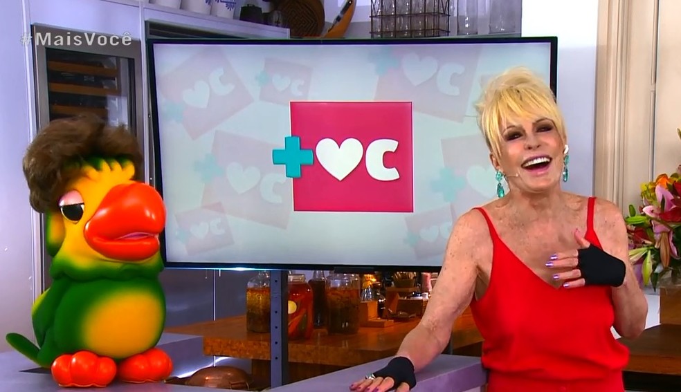 Na volta do 'Mais Você', Ana Maria Braga usa luvas e cabelo que fez sucesso no passado — Foto: Globo