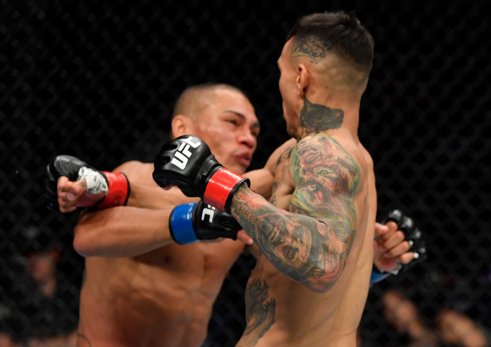 Andre Fili acerta o cruzado que derrubou Sheymon Moraes no UFC Sacramento â?? Foto: Getty Images