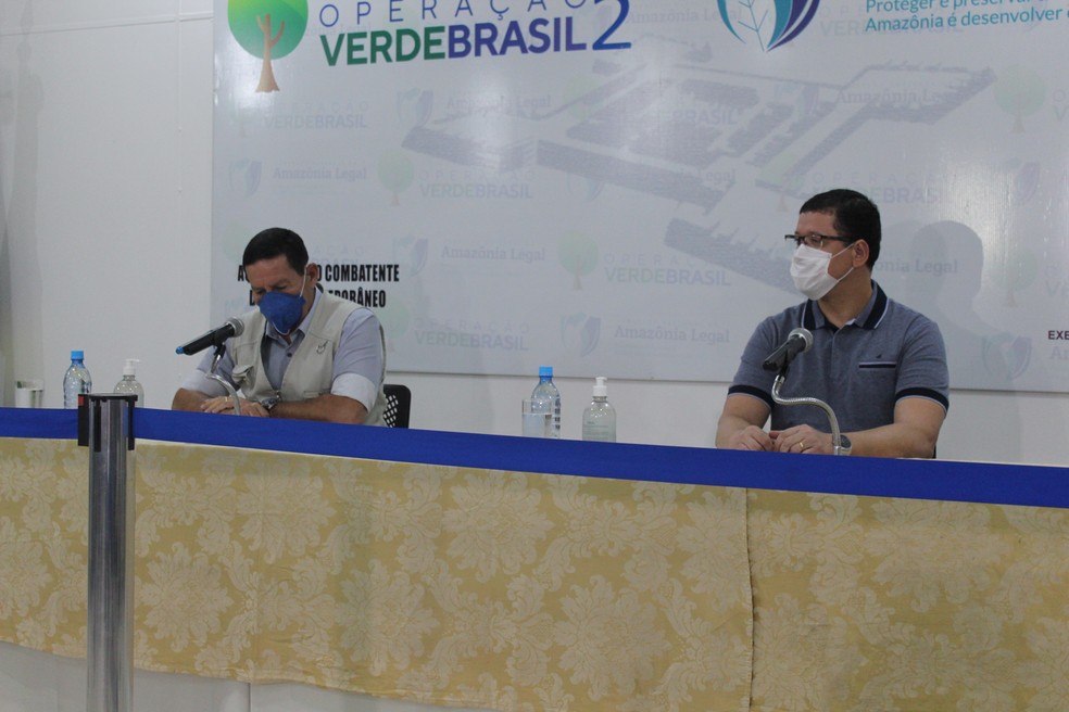 Vice-presidente Hamilton Mourão e o governador Marcos Rocha em coletiva sobre a operação Verde Brasil 2 — Foto: Diêgo Holanda/G1