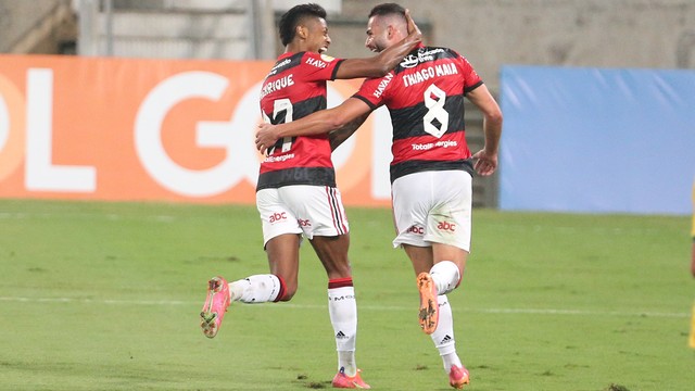 Bruno Henrique e Thiago Maia, do Flamengo, comemoram contra o Cuiabá