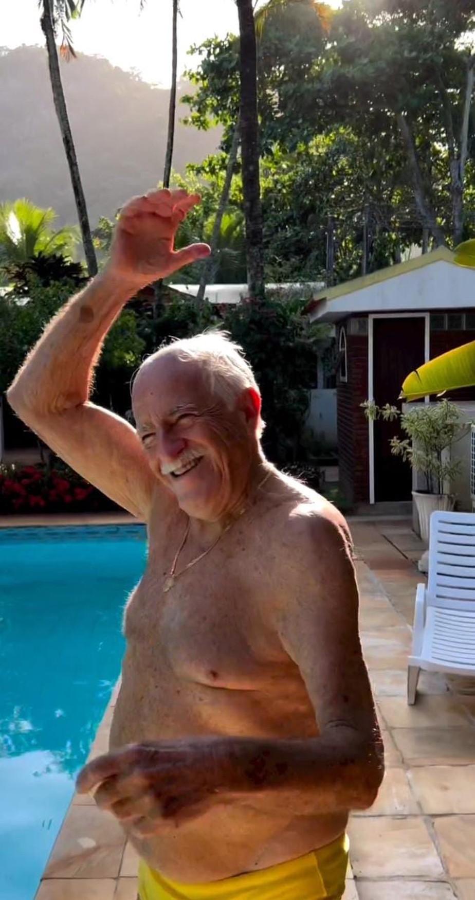 Ary Fontoura posta dançando e com pulo em piscina: 'Modo muso ativado'